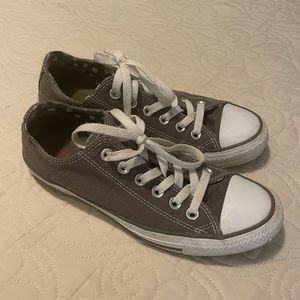 Women’s size 7 converse